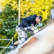 Tømrer renoverer et tag